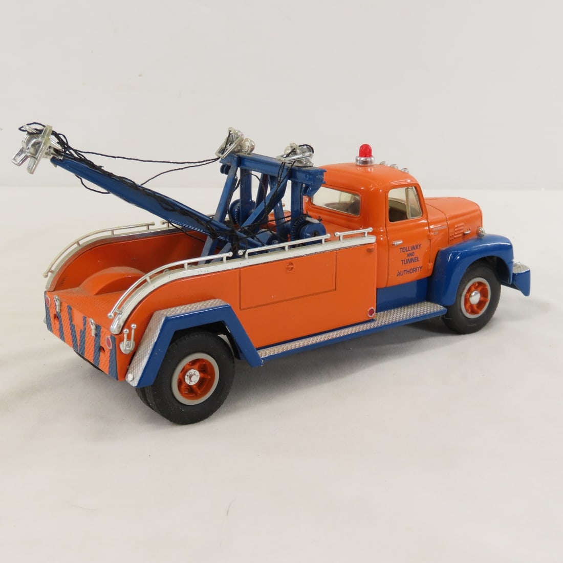 1st Gear 1:34 Tollway & Tunnel INTL R200 Tow Truck - 5