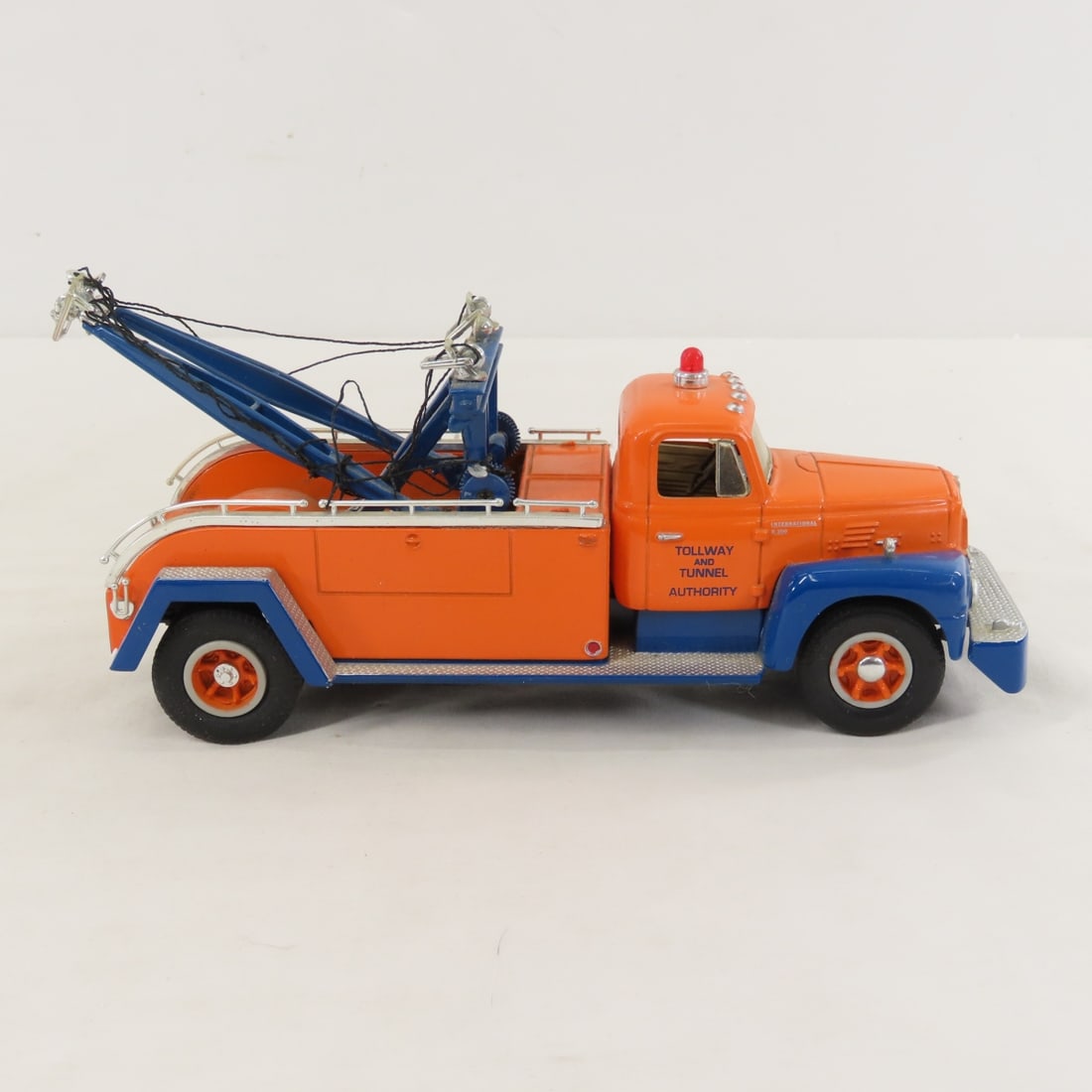 1st Gear 1:34 Tollway & Tunnel INTL R200 Tow Truck - 6