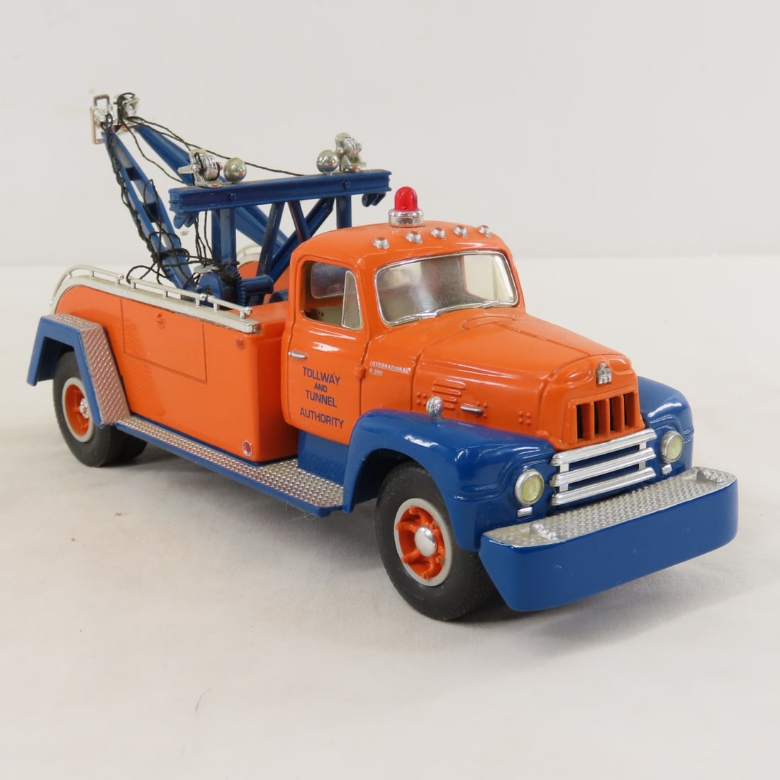 1st Gear 1:34 Tollway & Tunnel INTL R200 Tow Truck - 7