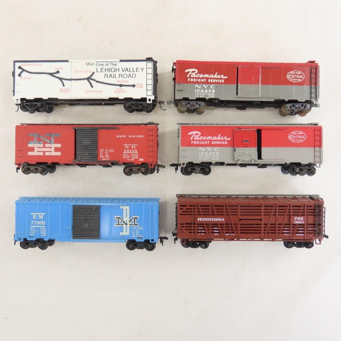 NYC, NH and Penn Engines & Assorted Loose HO Cars - 10