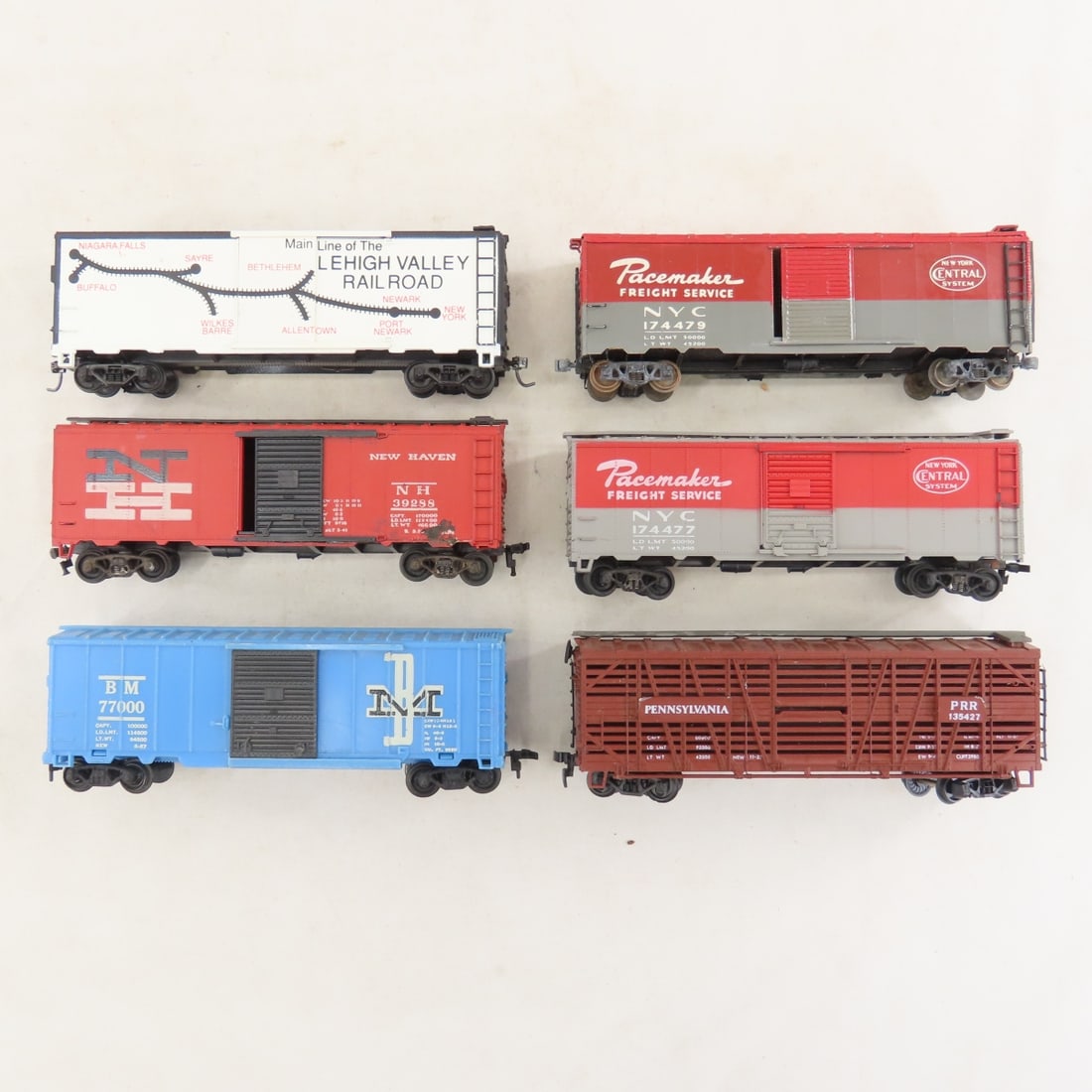 NYC, NH and Penn Engines & Assorted Loose HO Cars - 11