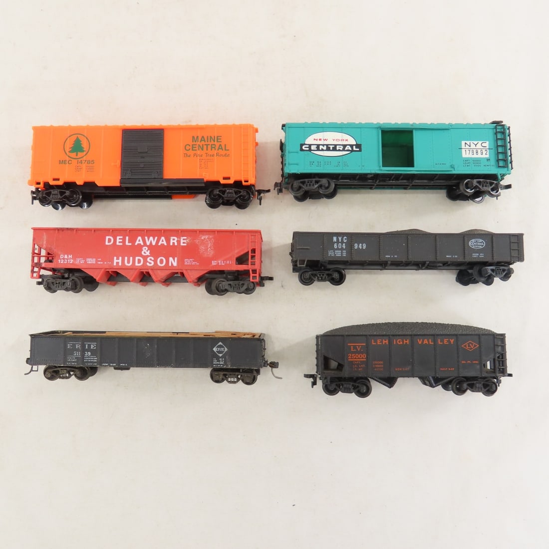 NYC, NH and Penn Engines & Assorted Loose HO Cars - 12