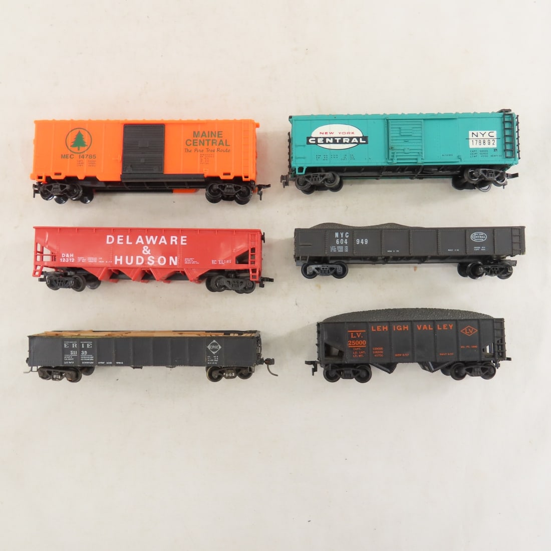 NYC, NH and Penn Engines & Assorted Loose HO Cars - 13