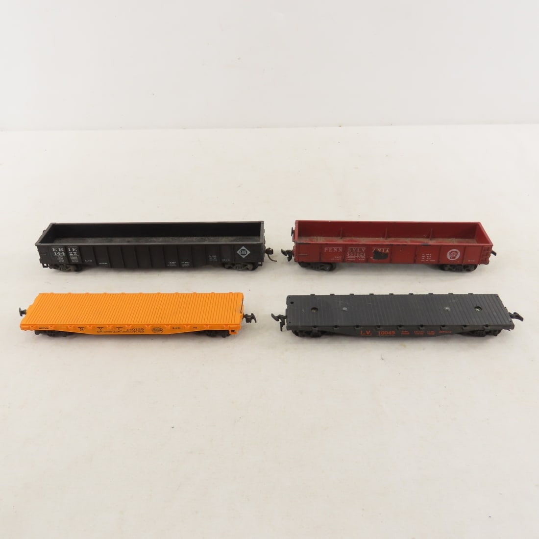 NYC, NH and Penn Engines & Assorted Loose HO Cars - 14