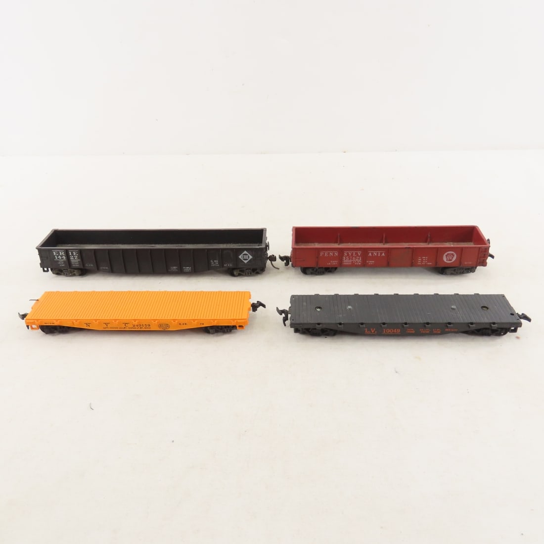 NYC, NH and Penn Engines & Assorted Loose HO Cars - 15