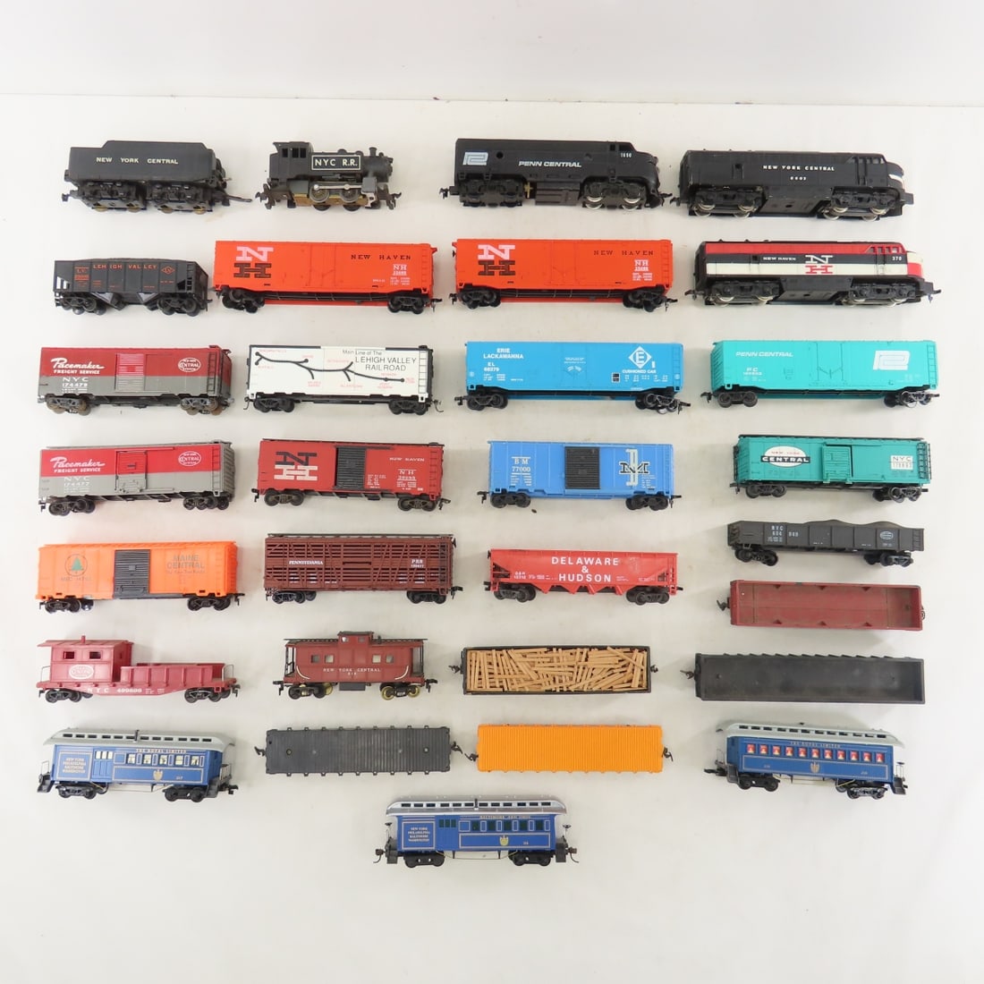NYC, NH and Penn Engines & Assorted Loose HO Cars (1 of 17)