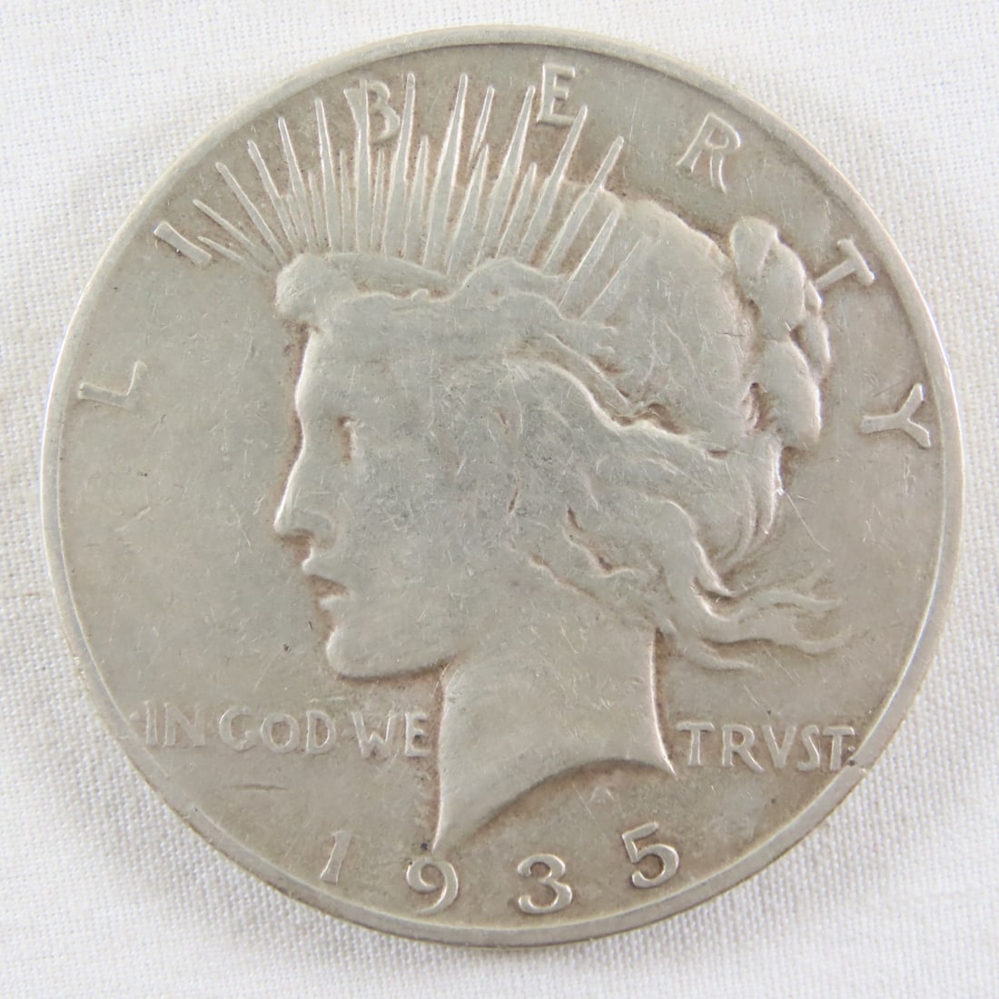 1935 S Peace Silver Dollar: 1935 S Peace Silver Dollar - LOT SIZE: 2x2x1" 1 LB All information and photos, which are part of the description, are intended to be as accurate as possible, but errors are possible. No item may be