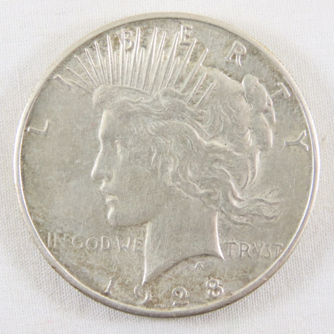 1928 S Peace Silver Dollar: 1928 S Peace Silver Dollar - LOT SIZE: 2x2x1" 1 LB All information and photos, which are part of the description, are intended to be as accurate as possible, but errors are possible. No item may be