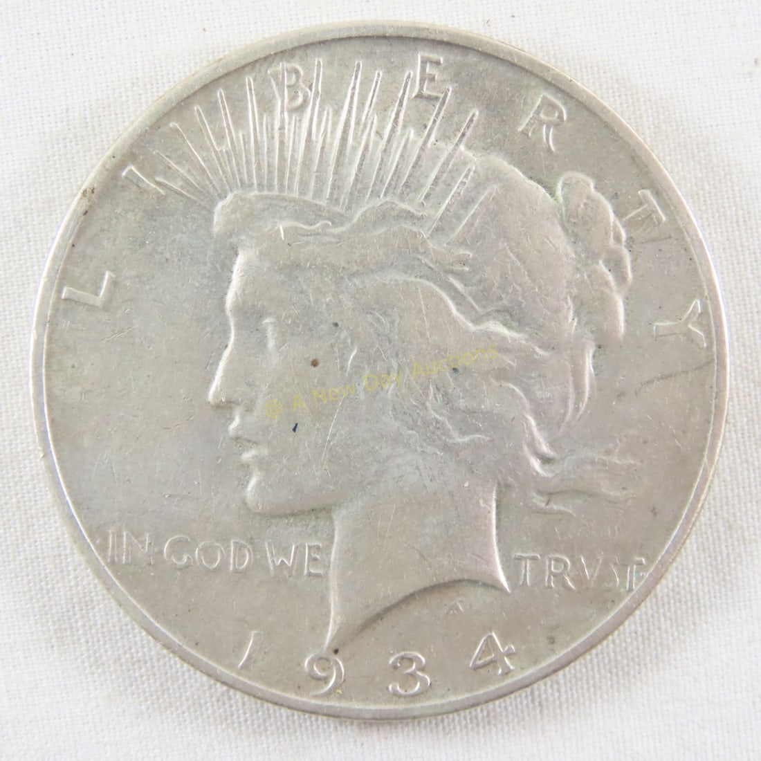 1934 D Peace Silver Dollar: 1934 D Peace Silver Dollar - LOT SIZE: 2x2x1" 1 LB All information and photos, which are part of the description, are intended to be as accurate as possible, but errors are possible. No item may be re