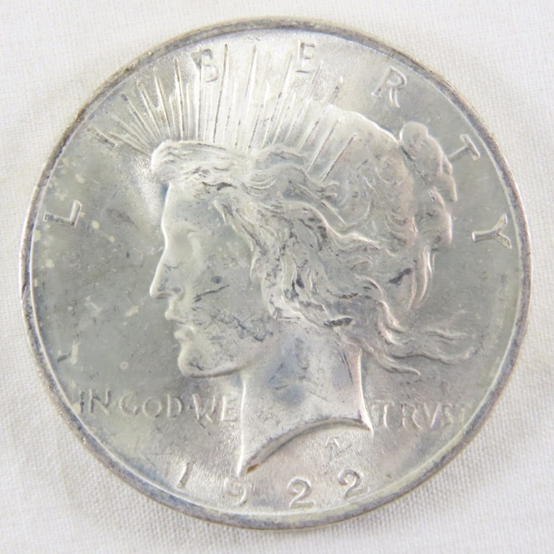 1922 Peace Silver Dollar: 1922 Peace Silver Dollar - LOT SIZE: 2x2x1" 1 LB All information and photos, which are part of the description, are intended to be as accurate as possible, but errors are possible. No item may be