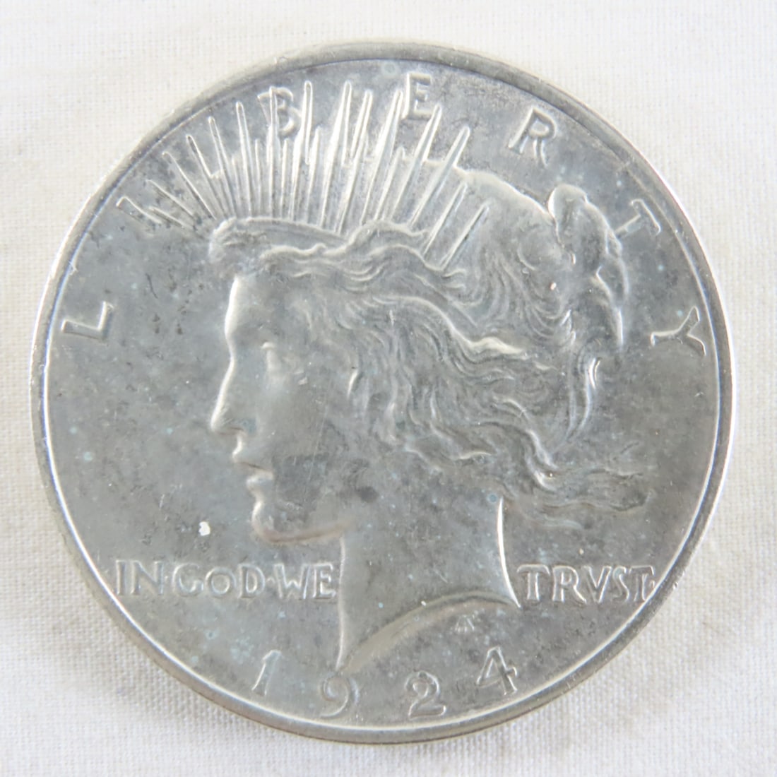 1924 Peace Silver Dollar BU: 1924 Peace Silver Dollar BU - LOT SIZE: 2x2x2" 1 LB All information and photos, which are part of the description, are intended to be as accurate as possible, but errors are possible. No item may be r
