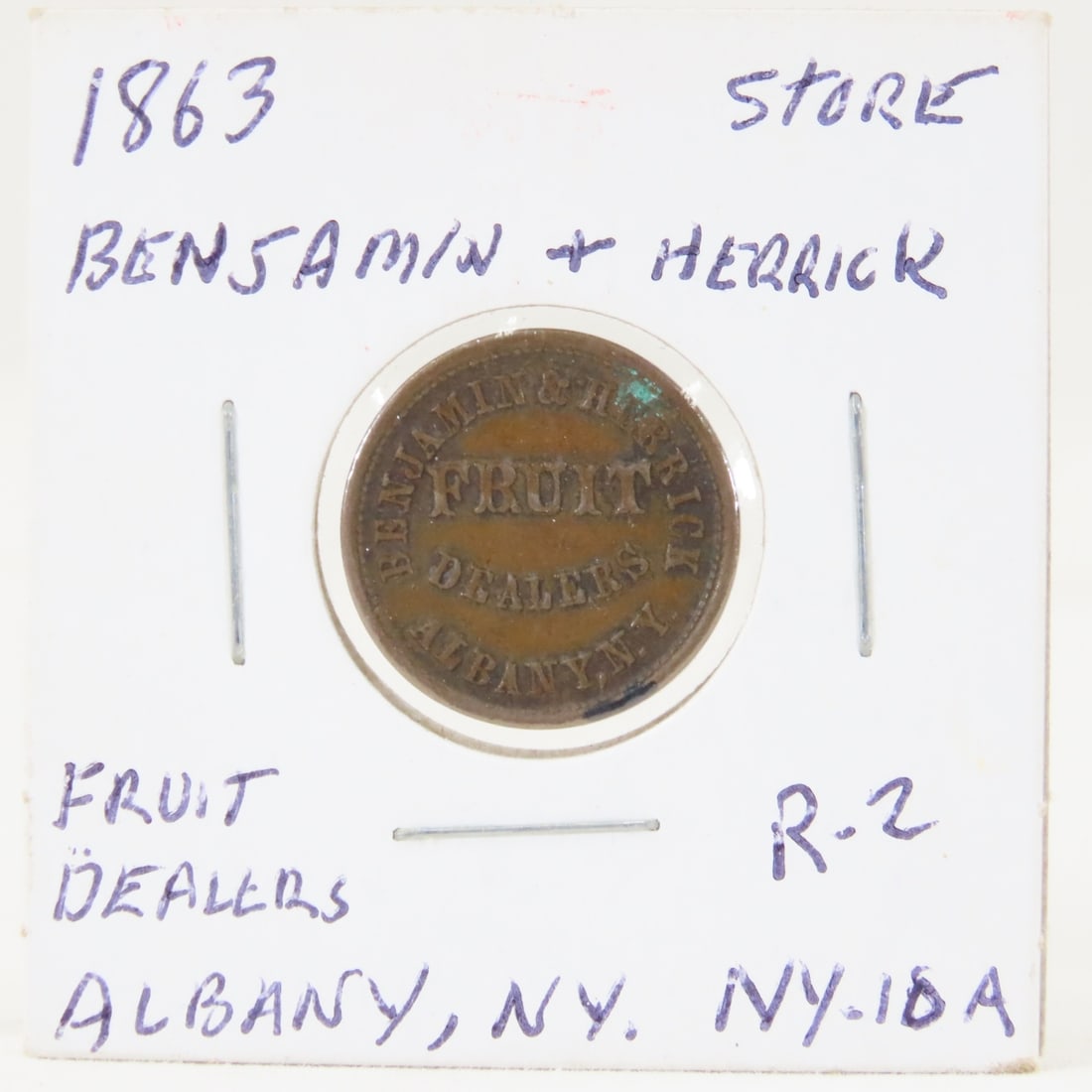 1863 Civil War Store Token Benjamin + Herrick: 1863 Civil War Store Token Benjamin + Herrick - Fruit Dealers Redeem At 427 Bowery, Albany, N.Y. Ny-10A Xf R-2 LOT SIZE: 2x2x1" 1 LB All information and photos, which are part of the description, are