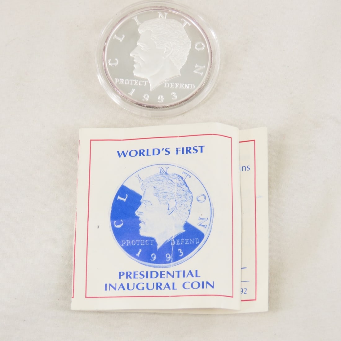 1993 Bill Clinton Inaugural Coin 1ozt .Silver: 1993 Bill Clinton Inaugural Coin 1ozt .Silver - LOT SIZE: 2x2x1" 1 LB All information and photos, which are part of the description, are intended to be as accurate as possible, but errors are