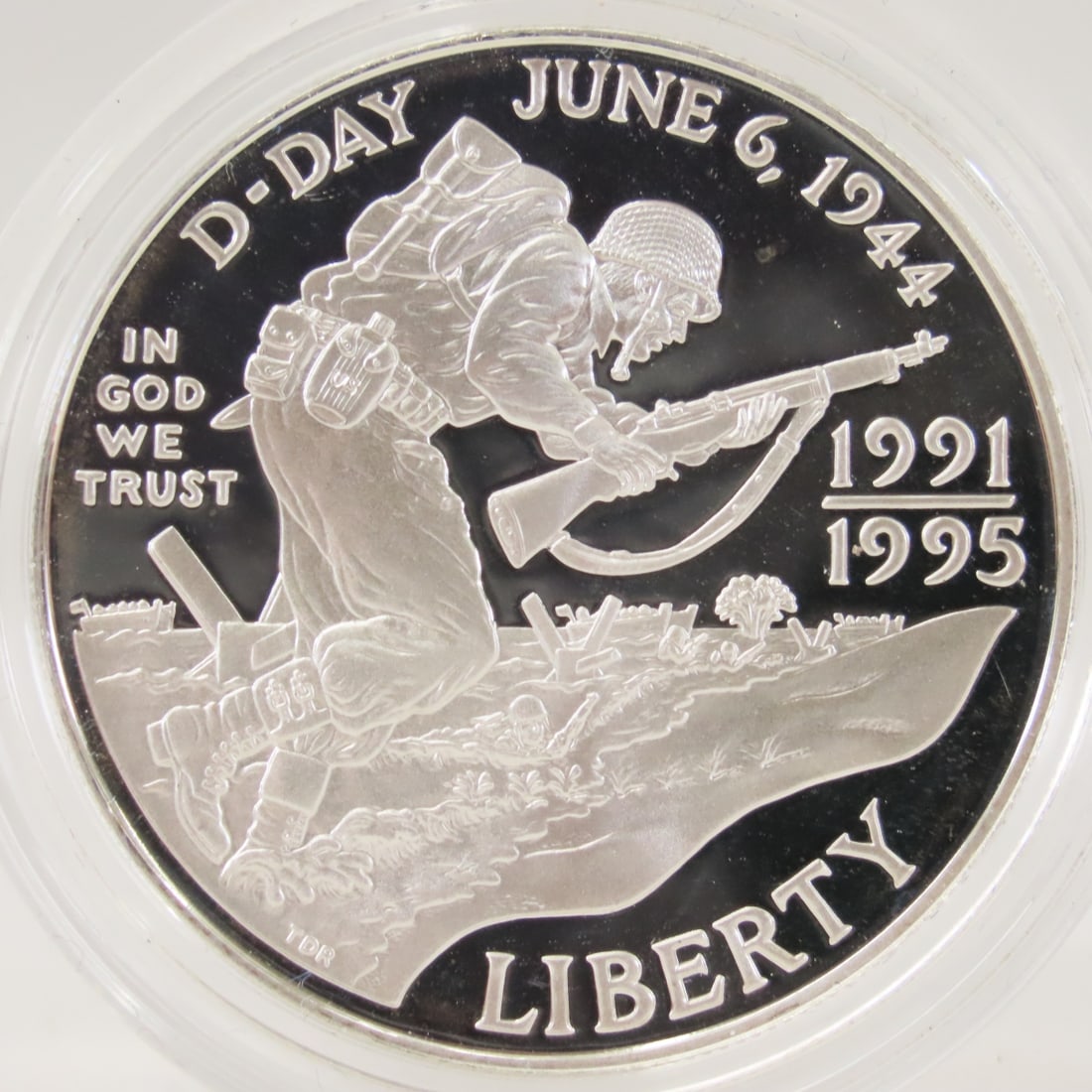 1995 W D-Day Proof Silver Dollar: 1995 W D-Day Proof Silver Dollar - LOT SIZE: 2x2x1" 1 LB All information and photos, which are part of the description, are intended to be as accurate as possible, but errors are possible. No item may