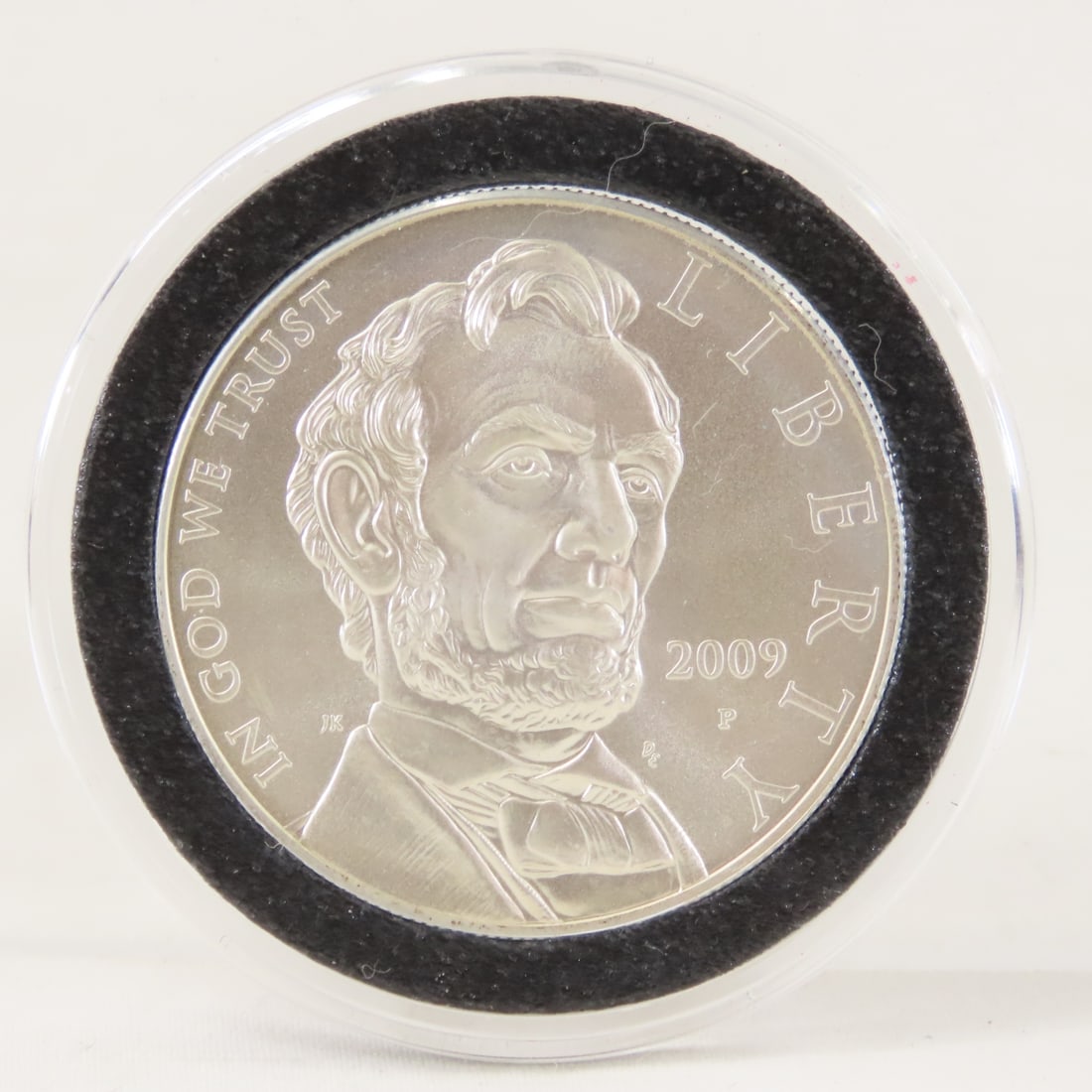 2008 P Abraham Lincoln Unc Silver Dollar: 2008 P Abraham Lincoln Unc Silver Dollar - LOT SIZE: 2x2x1" 1 LB All information and photos, which are part of the description, are intended to be as accurate as possible, but errors are possible. No