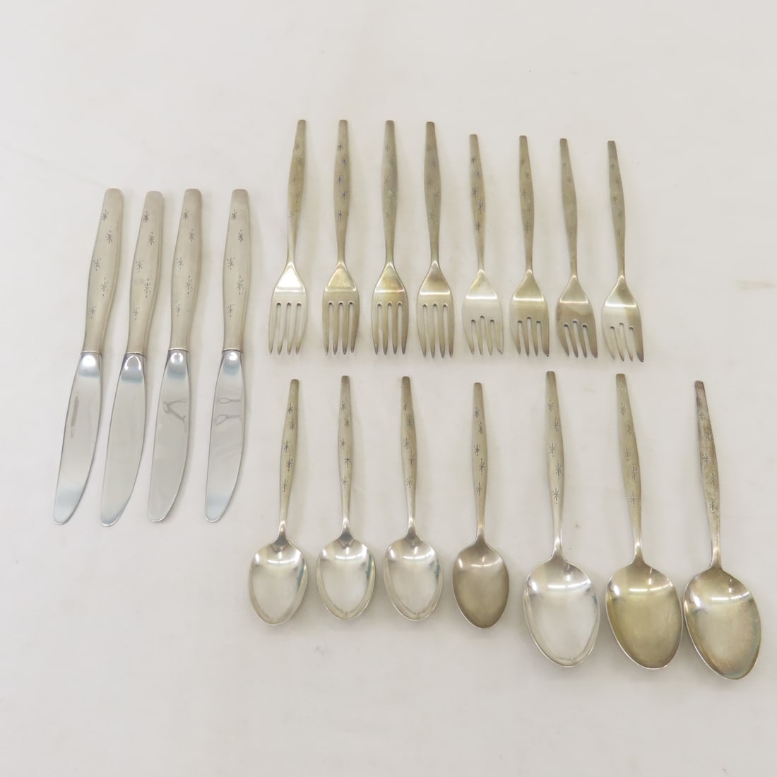 Gorham Stardust Sterling Silver Flatware 598g: Gorham Stardust Sterling Silver Flatware 598g - 19 pieces, 4 forks, 4 salad forks, 4 teaspoons, 3 desert spoons & 4 knives. Knives not included in weight. LOT SIZE: 9x4x2" 2 LBS All information and