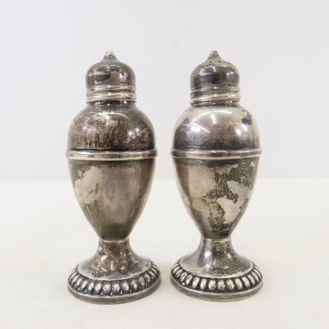 Birks Sterling Silver S&P Shakers 96g: Birks Sterling Silver S&P Shakers 96g - each approx 3 3/4" tall. LOT SIZE" 4x4x2" 1 LB All information and photos, which are part of the description, are intended to be as accurate as possible, but