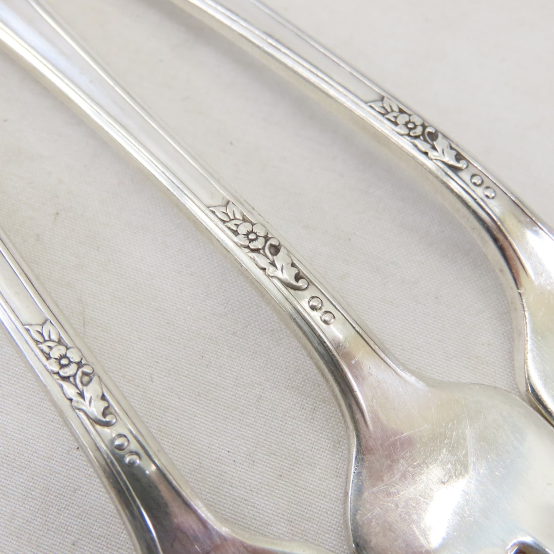 Oneida Tudor Plate Queen Bess II Flatware in case - 7
