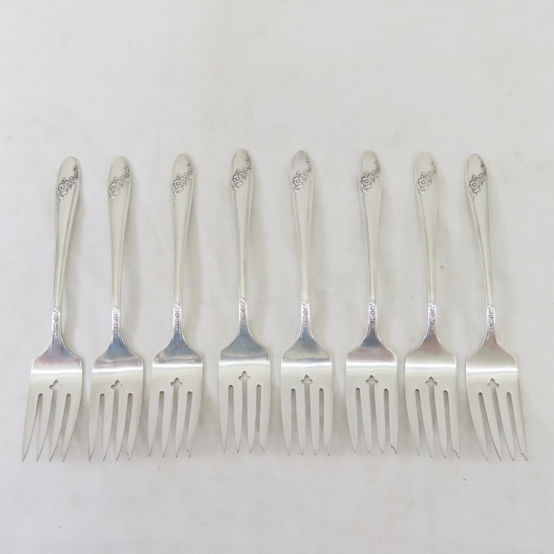 Oneida Tudor Plate Queen Bess II Flatware in case - 9