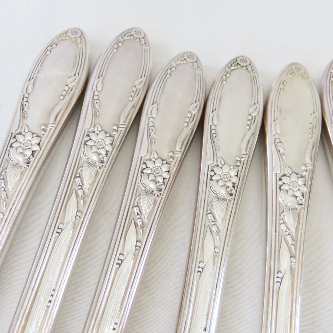 Heirloom Plate Chateau Flatware set in case 77 pc - 5
