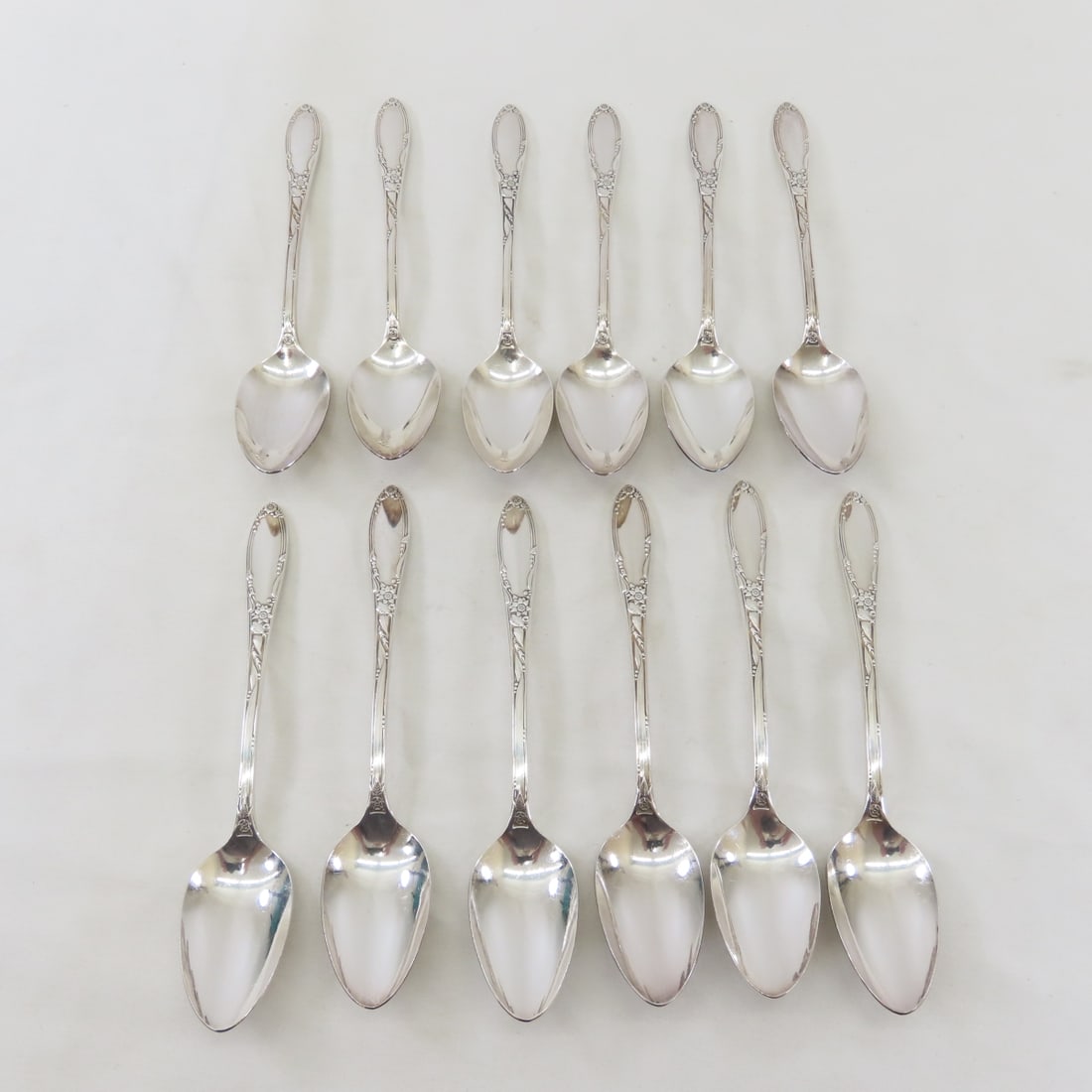Heirloom Plate Chateau Flatware set in case 77 pc - 8