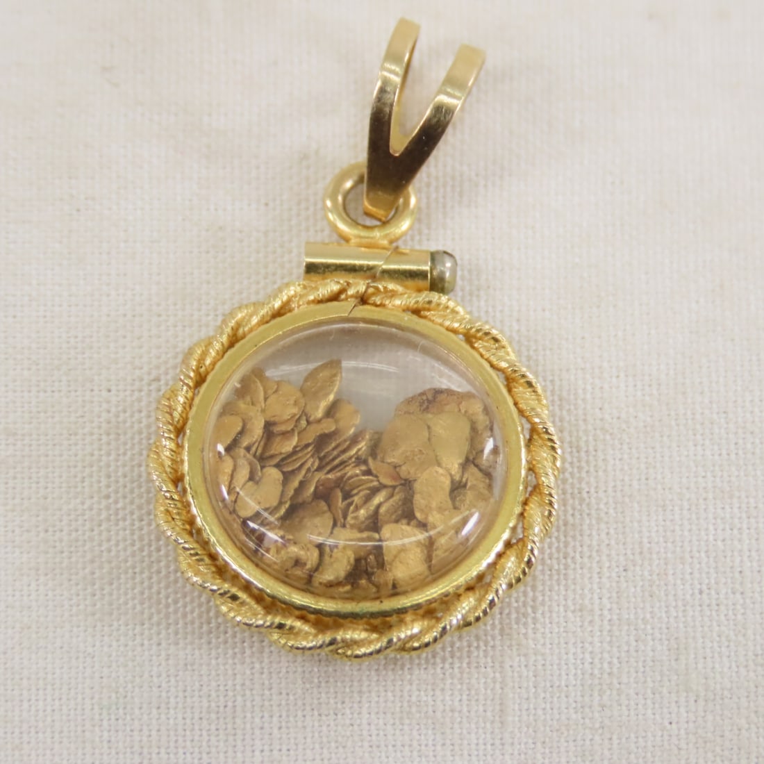 4 14 kt Gold Pendants: 1 with Diamond 4.6 GTW - 2
