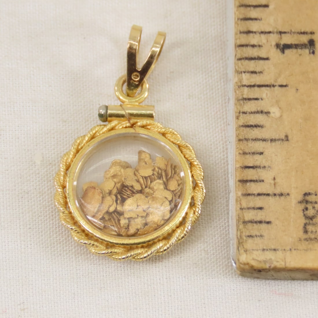 4 14 kt Gold Pendants: 1 with Diamond 4.6 GTW - 3