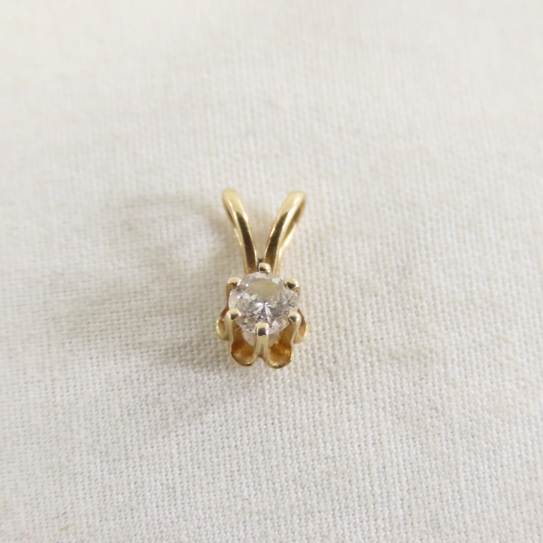 4 14 kt Gold Pendants: 1 with Diamond 4.6 GTW - 4
