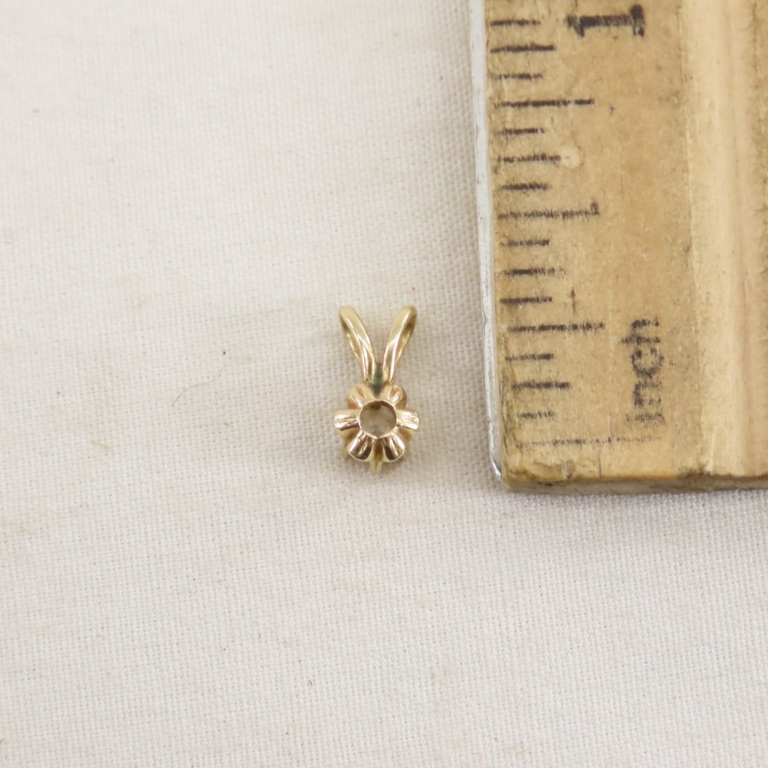 4 14 kt Gold Pendants: 1 with Diamond 4.6 GTW - 5