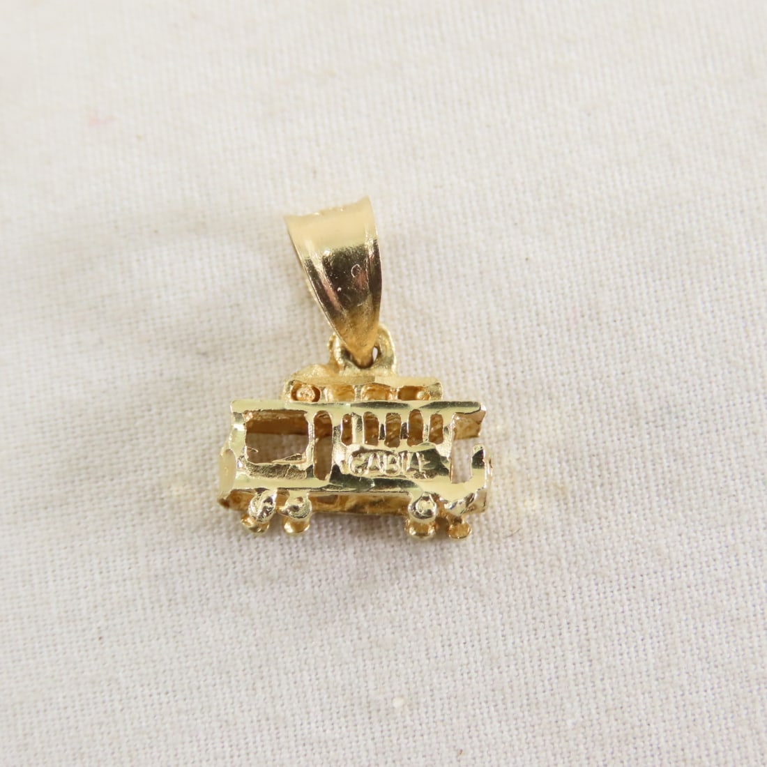 4 14 kt Gold Pendants: 1 with Diamond 4.6 GTW - 9