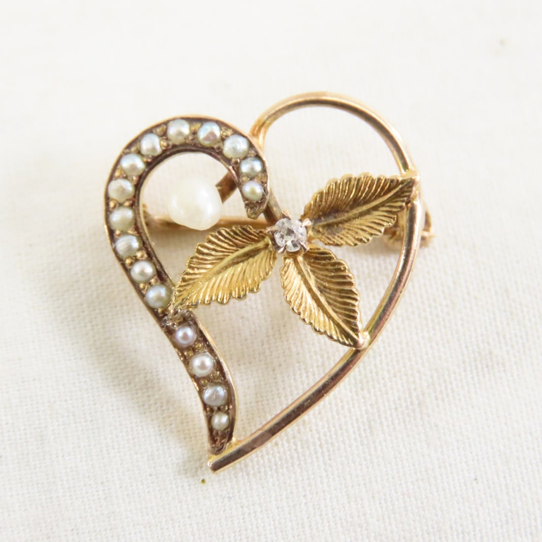 8kt Gold Brooch w/1pt Diamond & Pearls 1.6 grams: 8kt Gold Brooch w/1pt Diamond & Pearls 1.6 grams - unmarked, everything tested per our T&C. LOT SIZE: 1x1x1" .5 LBS All information and photos, which are part of the description, are intended to be