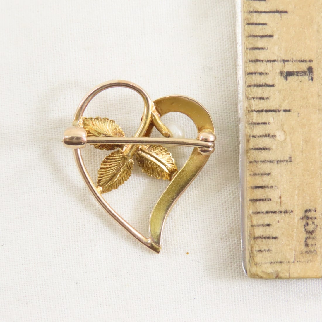 8kt Gold Brooch w/1pt Diamond & Pearls 1.6 grams - 2