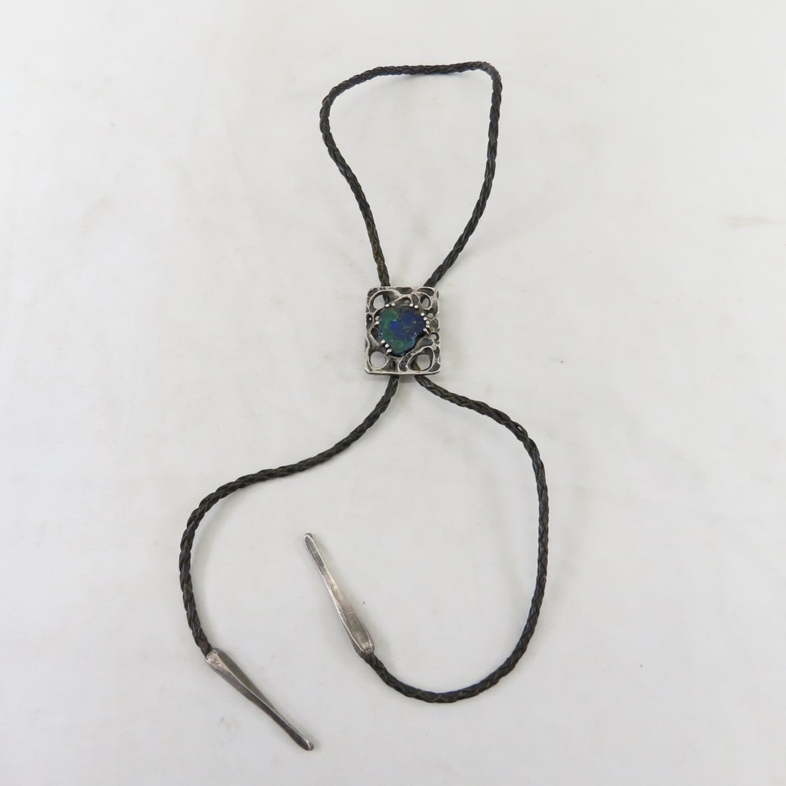 Vintage Sterling Silver & Azurite Bolo Tie: Vintage Sterling Silver & Azurite Bolo Tie - clasp marked Bennett Pat ID C31. Total weight 62g. LOT SIZE: 3x3x3" 1 LB All information and photos, which are part of the description, are intended to be
