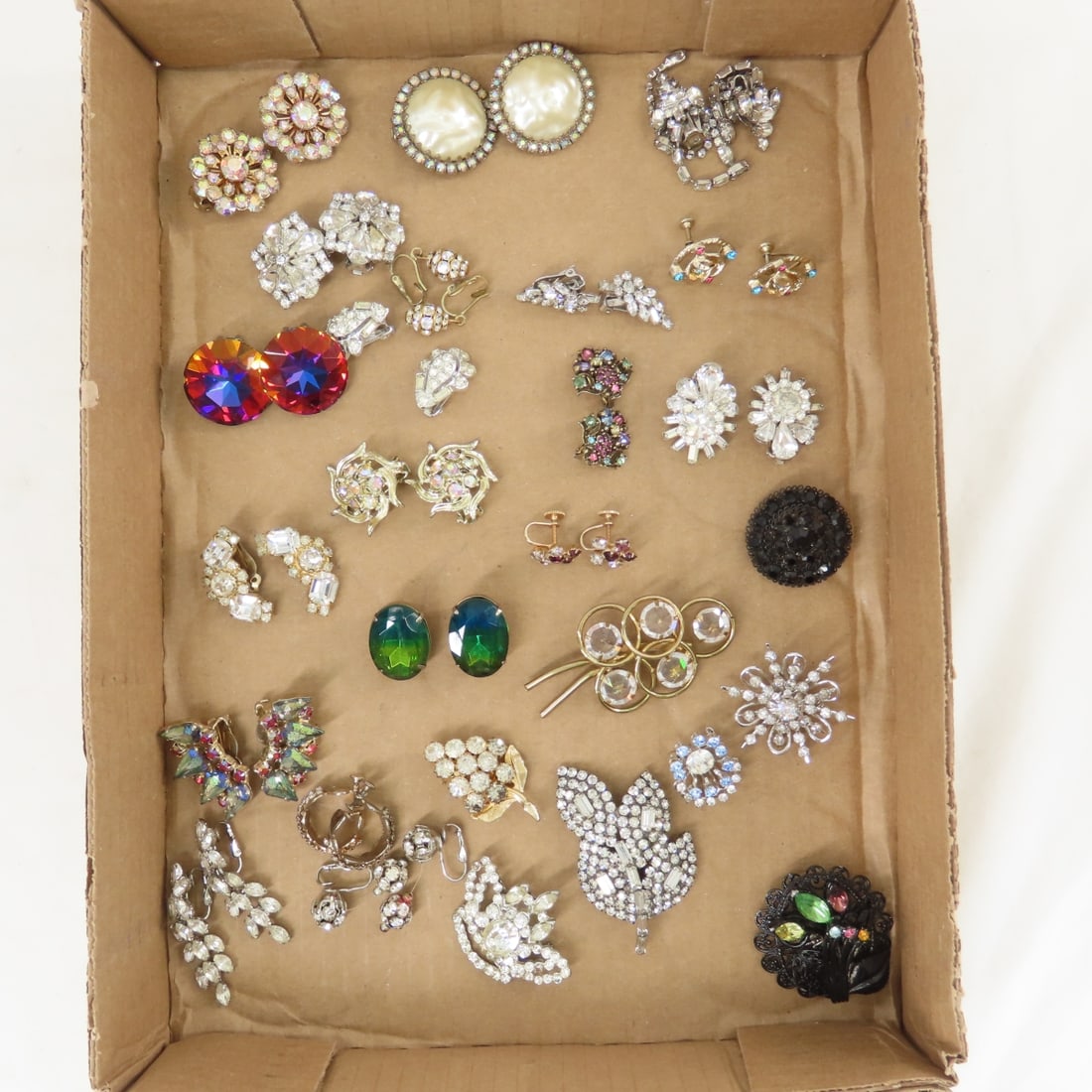 8 Vintage Brooches & 19 Pairs Earrings: 8 Vintage Brooches & 19 Pairs Earrings - 2 Jappaned brooches, no missing stones. all clip or screw back earrings. LOT SIZE: 8x8x8" 1 LB All information and photos, which are part of the description,