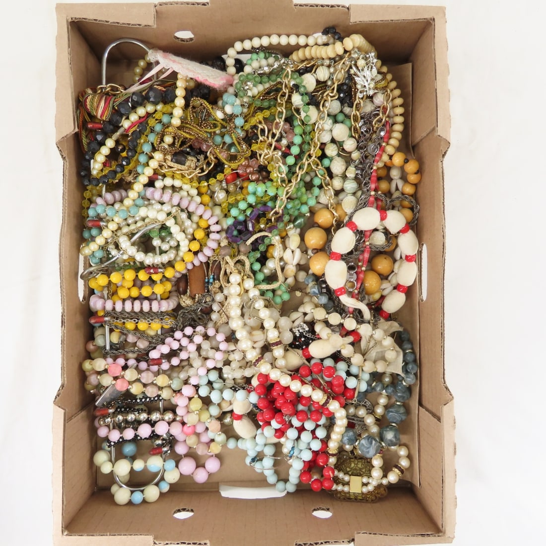 Beaded Necklaces and other costume jewelry: Beaded Necklaces and other costume jewelry - Some for repair, some parts. LOT SIZE: 10x8x8" 2 LBS All information and photos, which are part of the description, are intended to be as accurate as possi