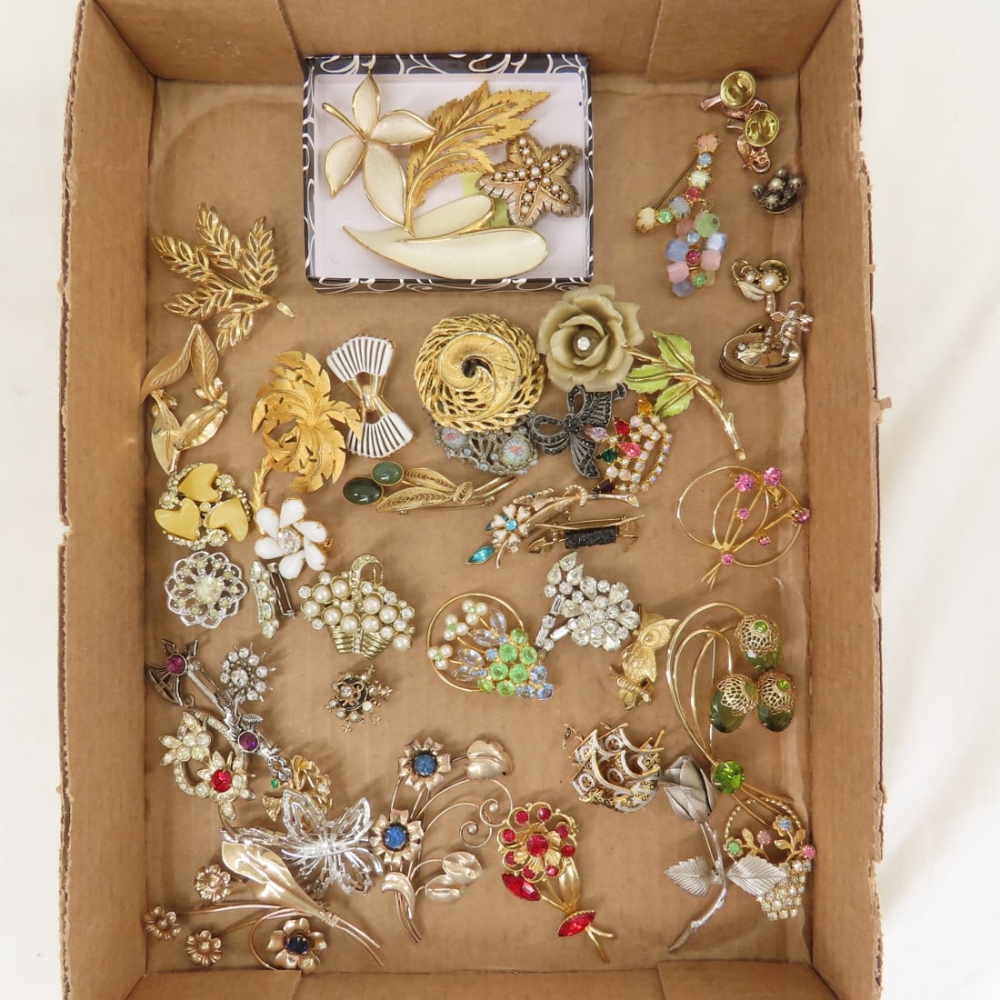 4 JJ and 41 Other Vintage Brooches: 4 JJ and 41 Other Vintage Brooches - LOT SIZE: 8x8x8" 1 LB All information and photos, which are part of the description, are intended to be as accurate as possible, but errors are possible. No item