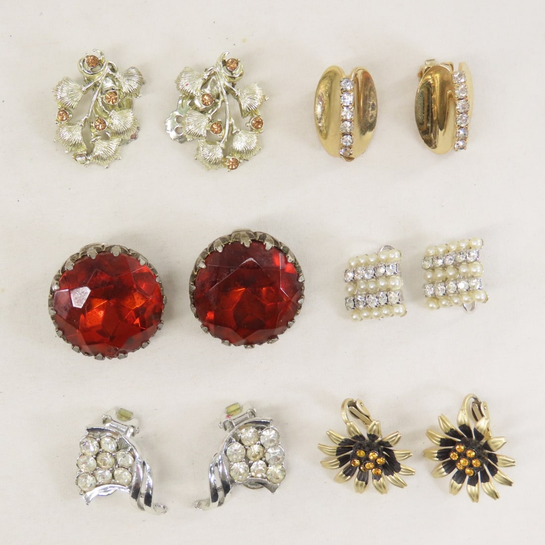 25 Pairs Earrings, 6 Vintage Brooches & 1 Set - 8