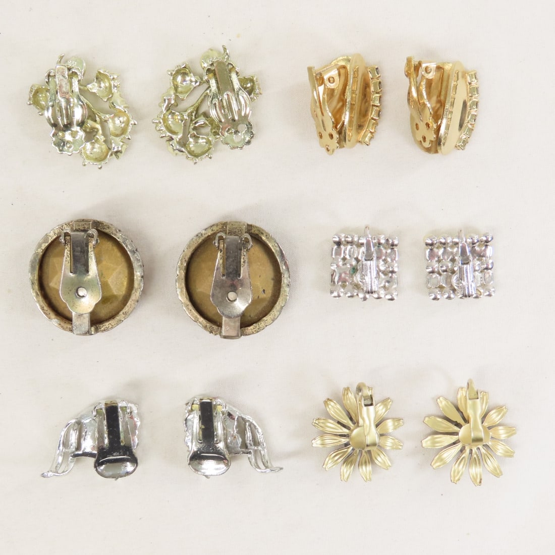 25 Pairs Earrings, 6 Vintage Brooches & 1 Set - 9