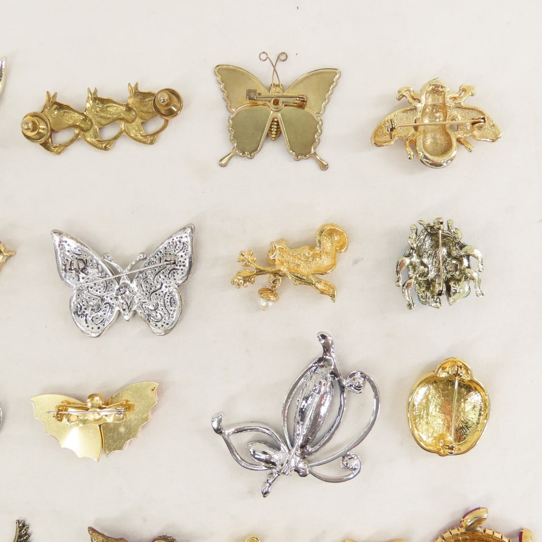 40 Vintage Animal Brooches: Ciner & Others - 10