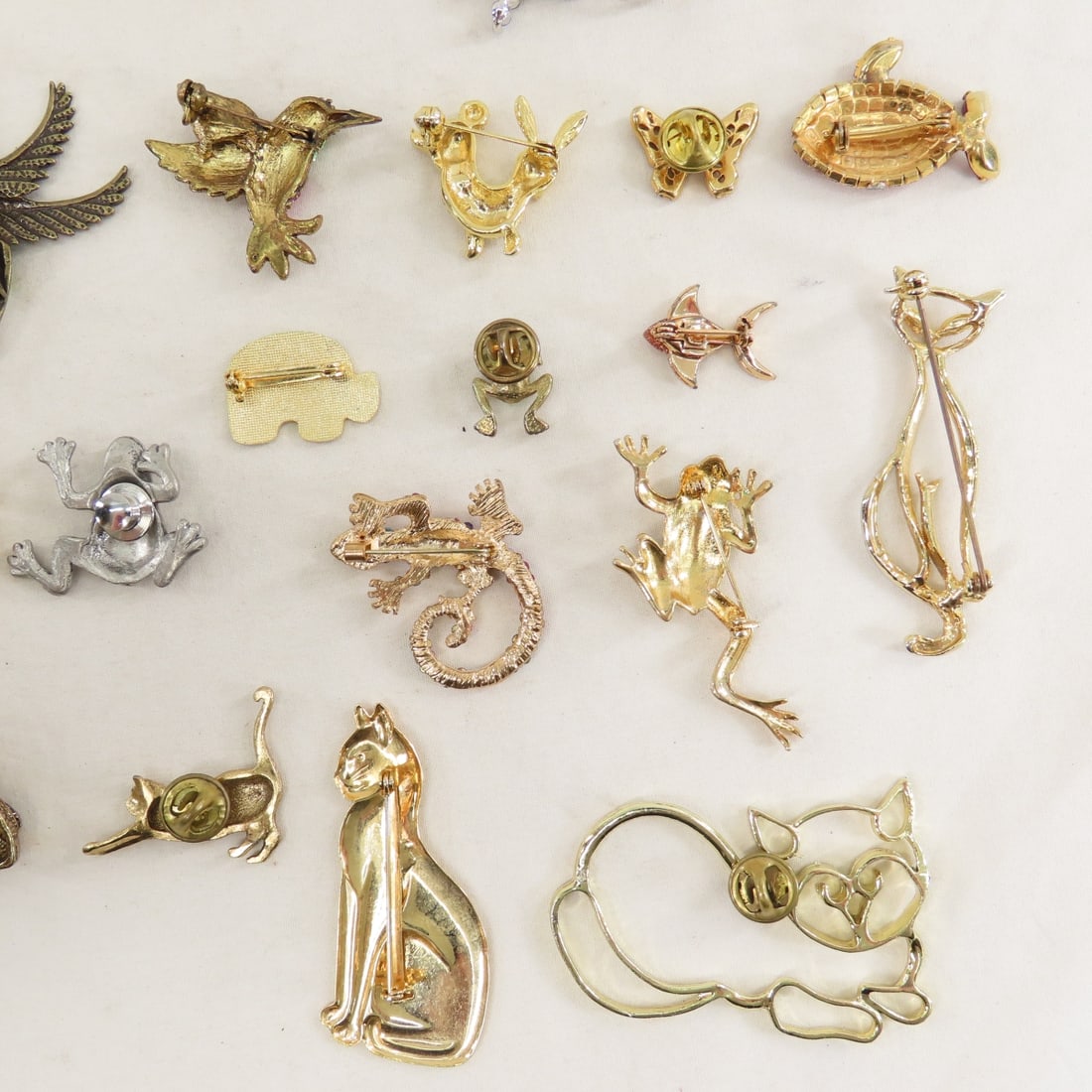 40 Vintage Animal Brooches: Ciner & Others - 12