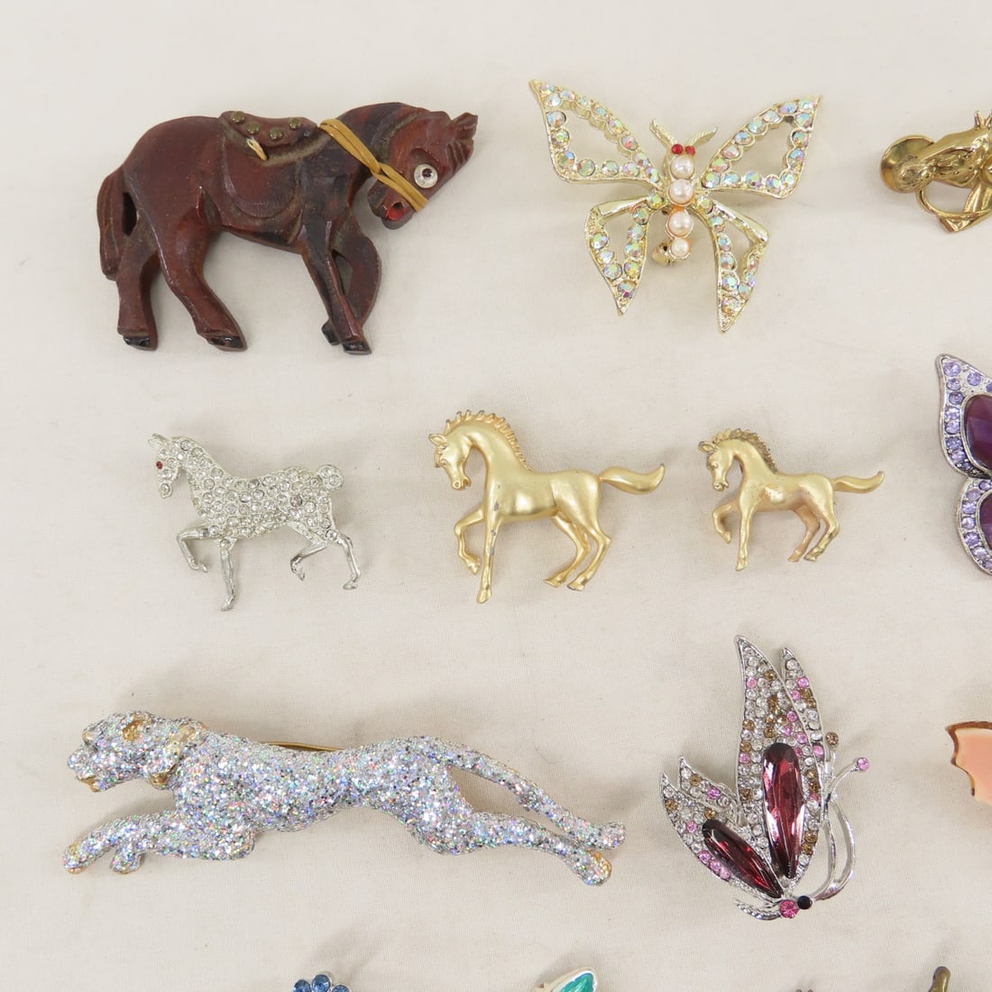 40 Vintage Animal Brooches: Ciner & Others - 5