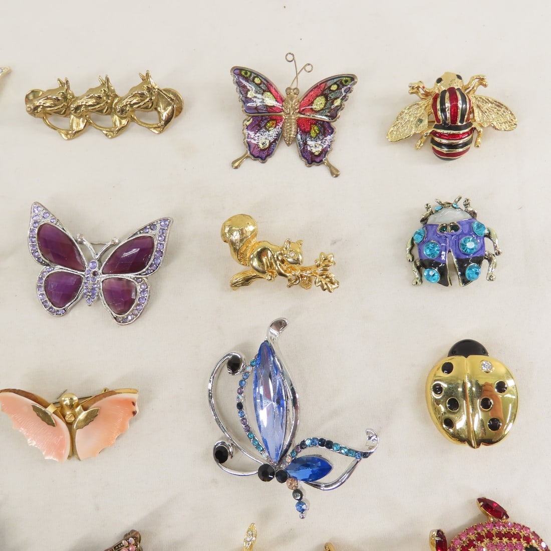 40 Vintage Animal Brooches: Ciner & Others - 6