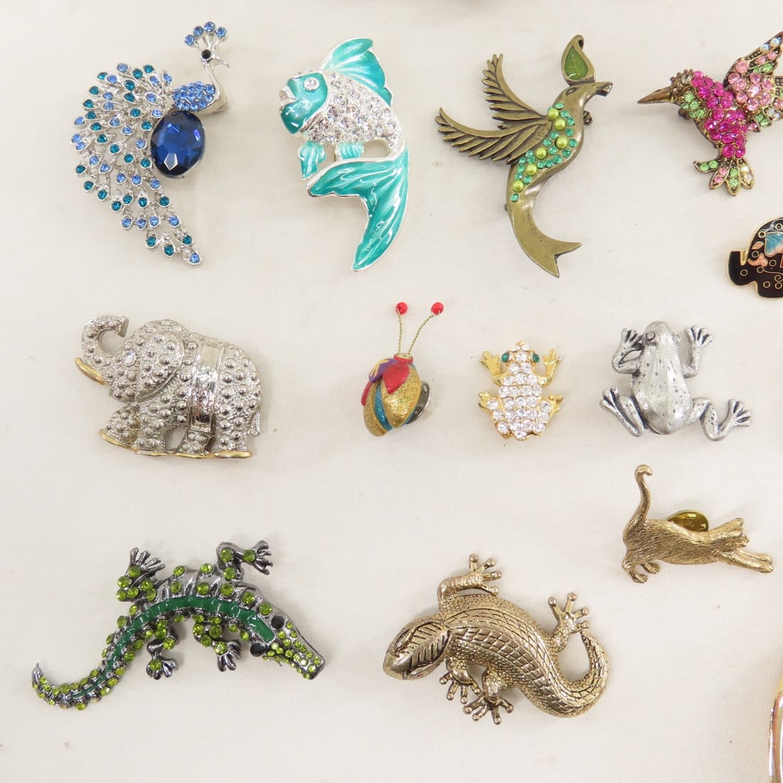 40 Vintage Animal Brooches: Ciner & Others - 7