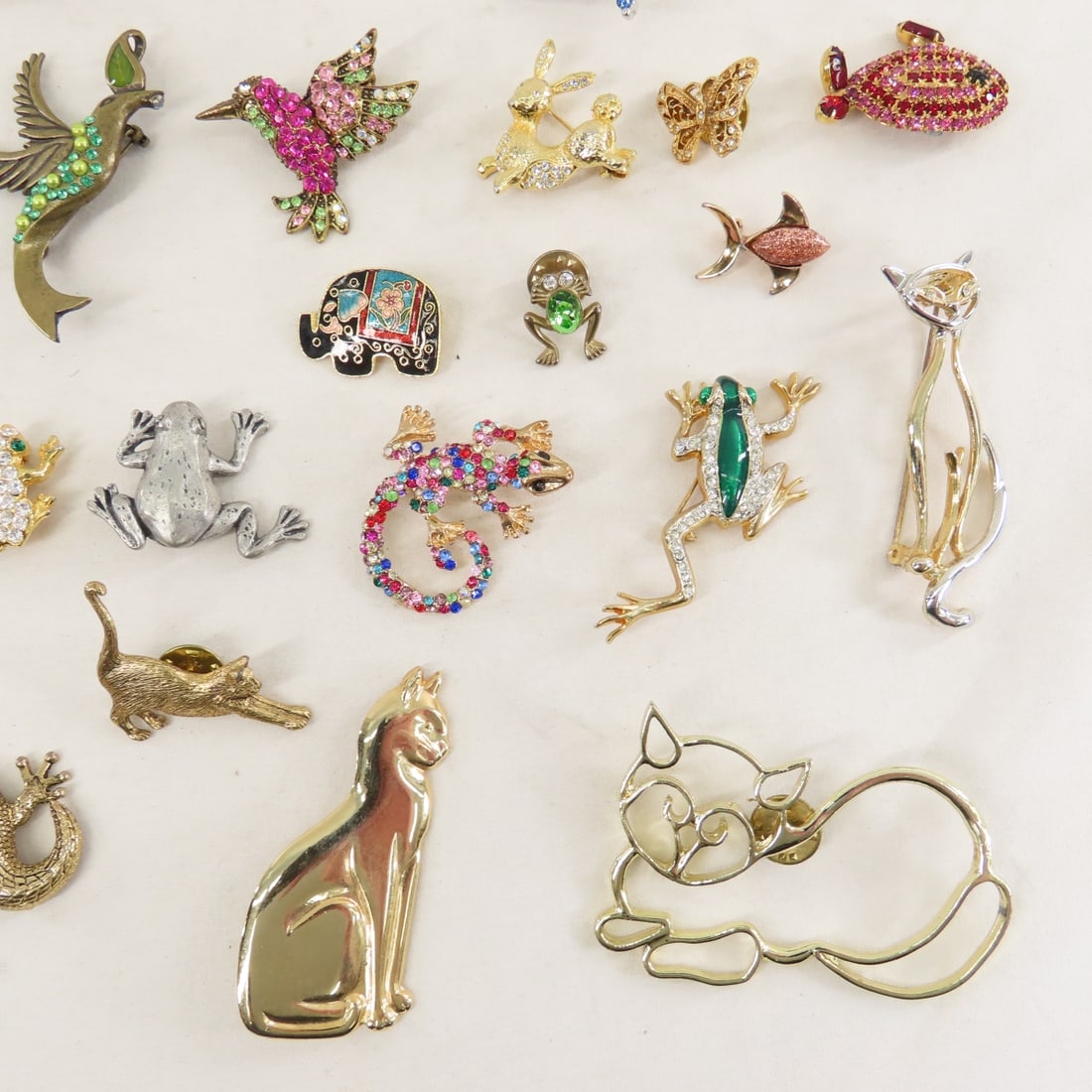 40 Vintage Animal Brooches: Ciner & Others - 8