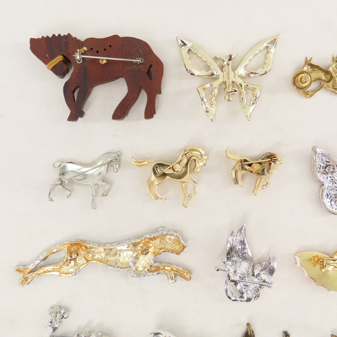 40 Vintage Animal Brooches: Ciner & Others - 9