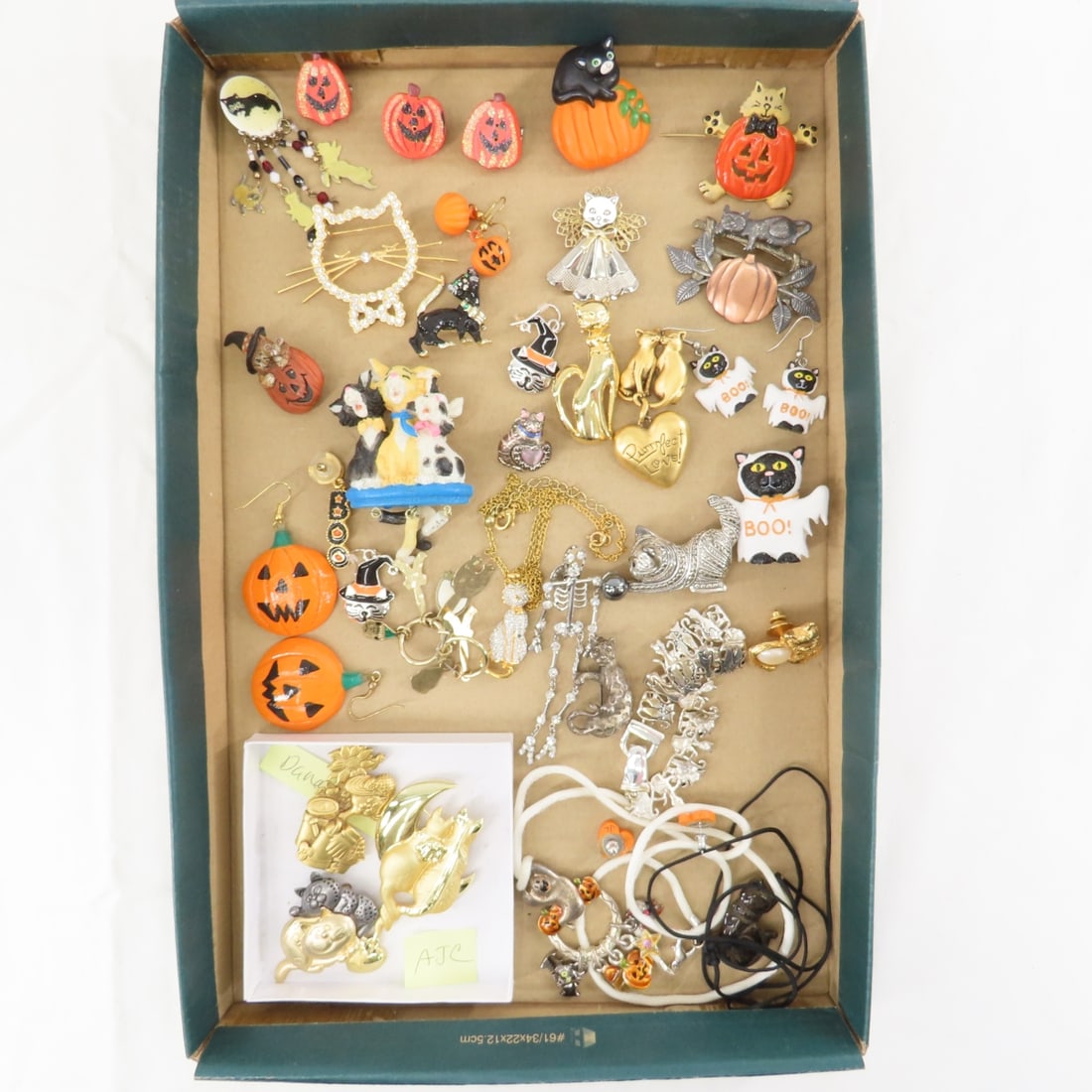 Halloween and Cat Jewelry: Halloween and Cat Jewelry - Danecraft & AJC brooch. LOT SIZE: 6x6x6" 1 LB All information and photos, which are part of the description, are intended to be as accurate as possible, but errors are
