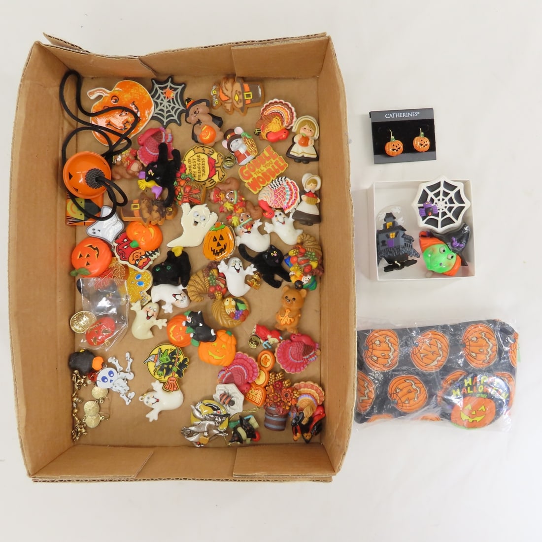 50+ 1980s Hallmark Halloween & Thanksgiving Pins: 50+ 1980s Hallmark Halloween & Thanksgiving Pins - 2 pull string pins- work, wind-up with pin- does not work. a few pairs of earrings, 2 singles, necklace, tie, and more. LOT SIZE: 7x7x7" 2 LBS All
