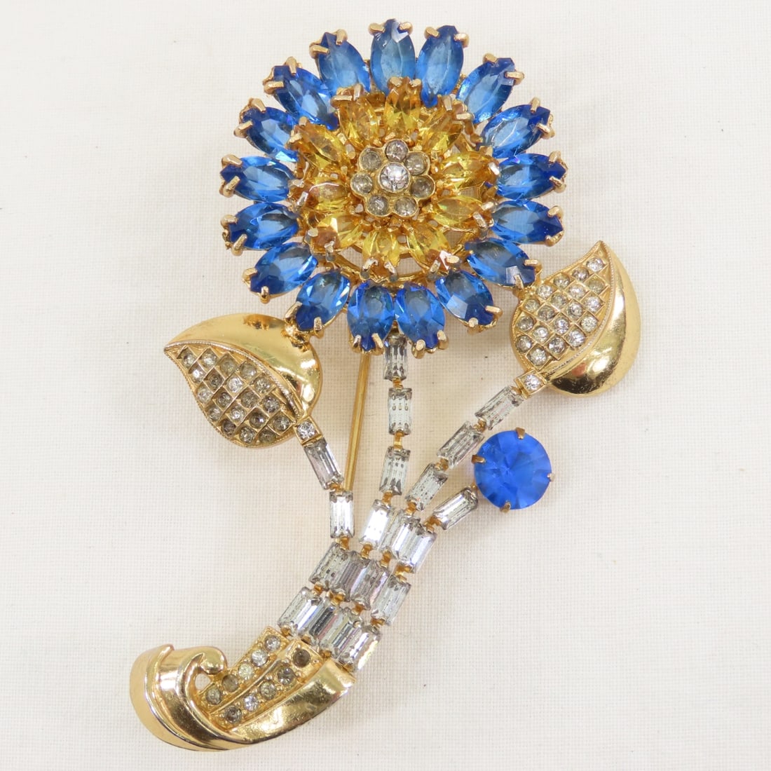 4 Unsigned Vintage Brooches - 2