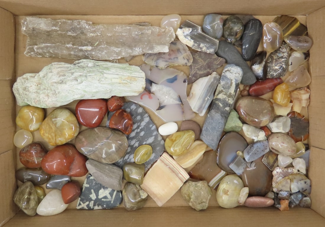 Collection of Polished Agates and other minerals: Collection of Polished Agates and other minerals - LOT SIZE: 8x6x4" 5 LBS All information and photos, which are part of the description, are intended to be as accurate as possible, but errors are poss