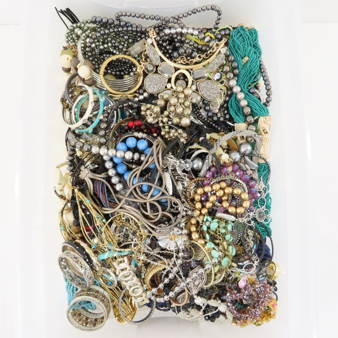 20+ Pounds Fashion & Statement Jewelry: 20+ Pounds Fashion & Statement Jewelry - Many necklaces and bracelets, all are wearable. LOT SIZE: 12x10x15" 22 LBS All information and photos, which are part of the description, are intended to be